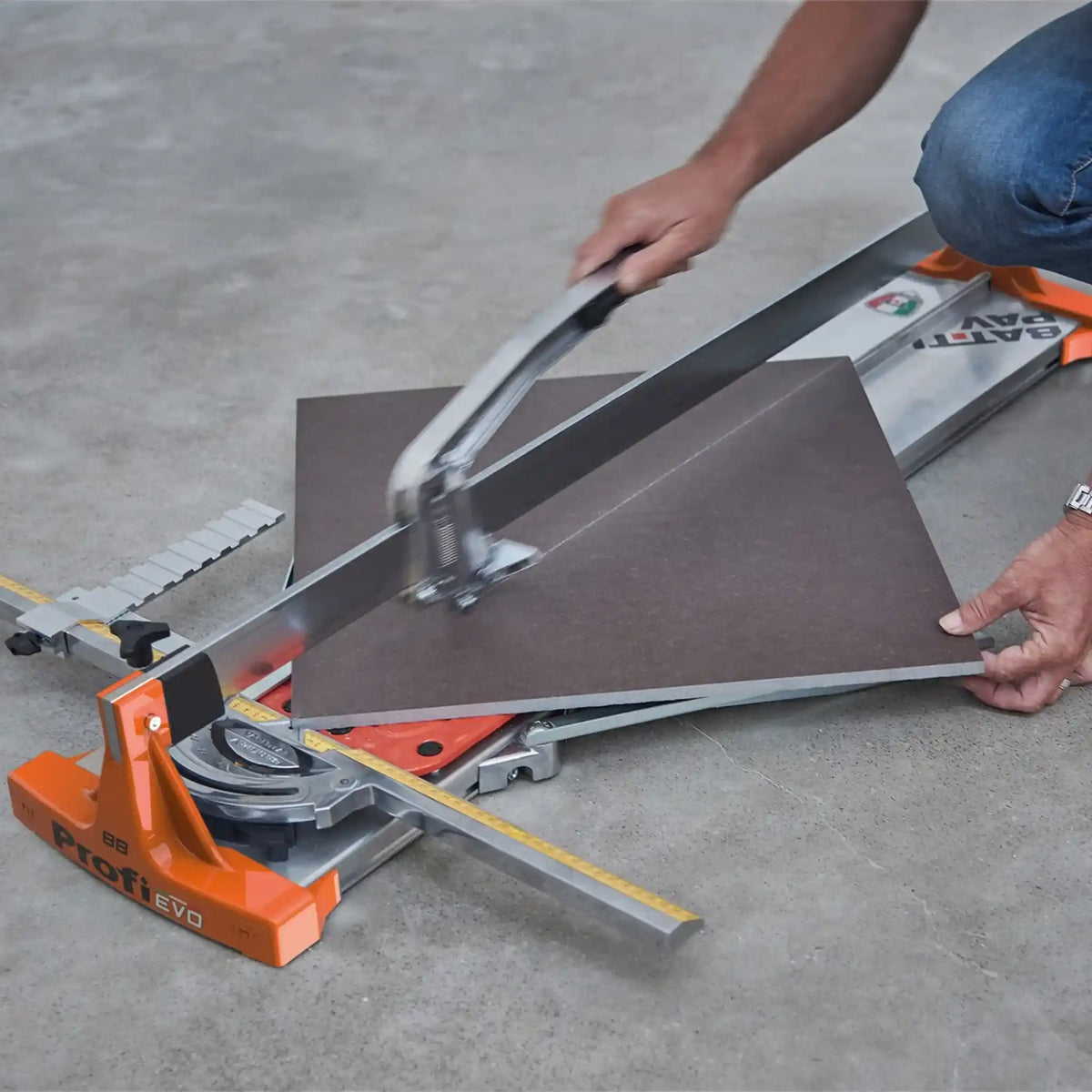 Fliesenschneider Battipav Profi EVO beim schneiden einer Fliese