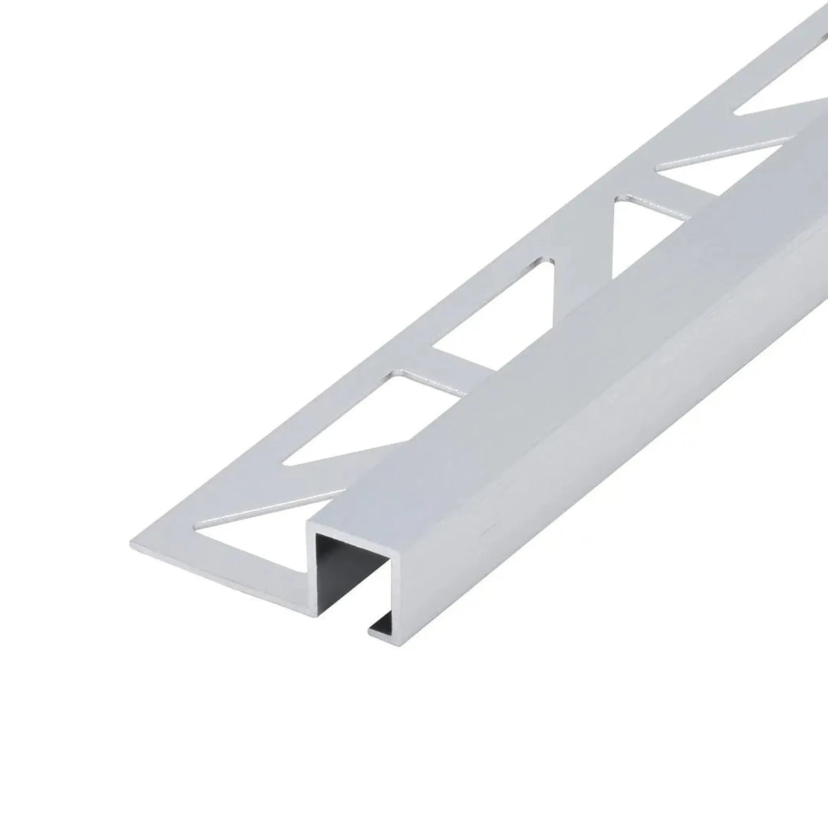 Vue rapprochée du profilé carré DURAL en aluminium anodisé argent avec léger motif de brossage