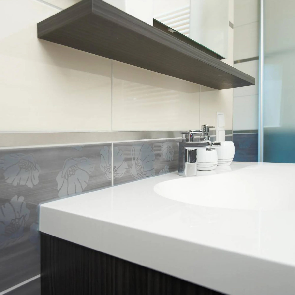 Ambientebild silbernes Dekorprofil in einem Badezimmer verbaut #A0001641 #A0001645 #A0001646 #A0002349 #A0002359 #A0002350 #A0002360