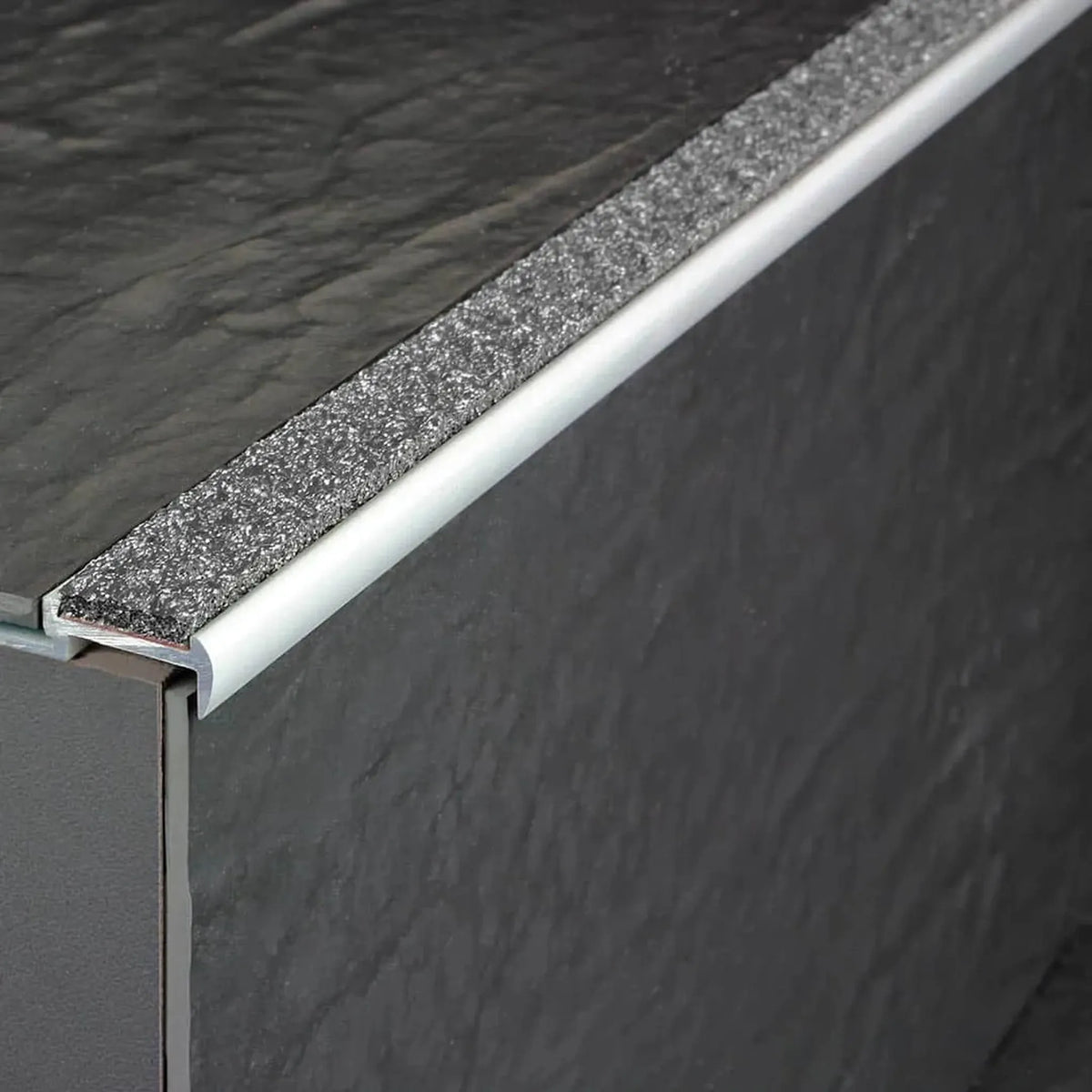 Profilé de nez de marche encastré Aluminium antidérapant avec insert anthracite sur marche avec carrelage anthracite #FR0001729
#FR0001734