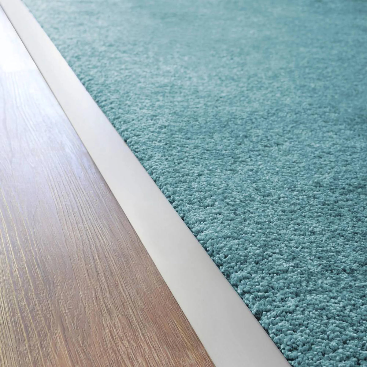 Ambientebild Übergangsprofil verlegt zwischen Laminat und Teppich