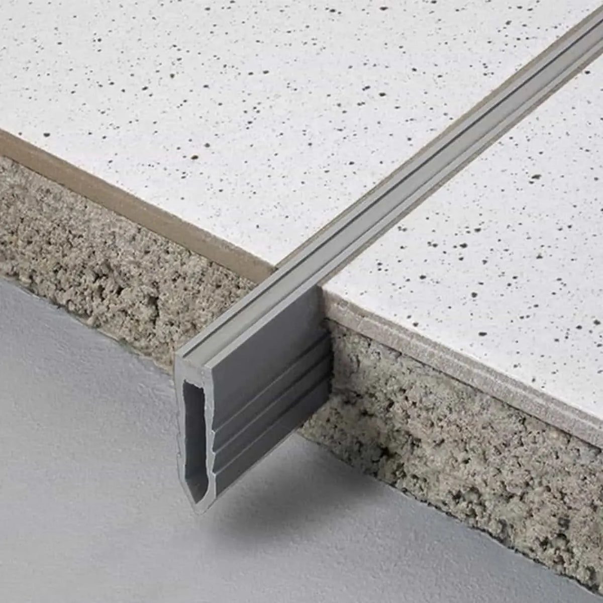 Im Dickbett verarbeitetes Dehnungsfugenprofil aus PVC . Ein kurzes Stück ist nicht im Dickbett eingearbeitet