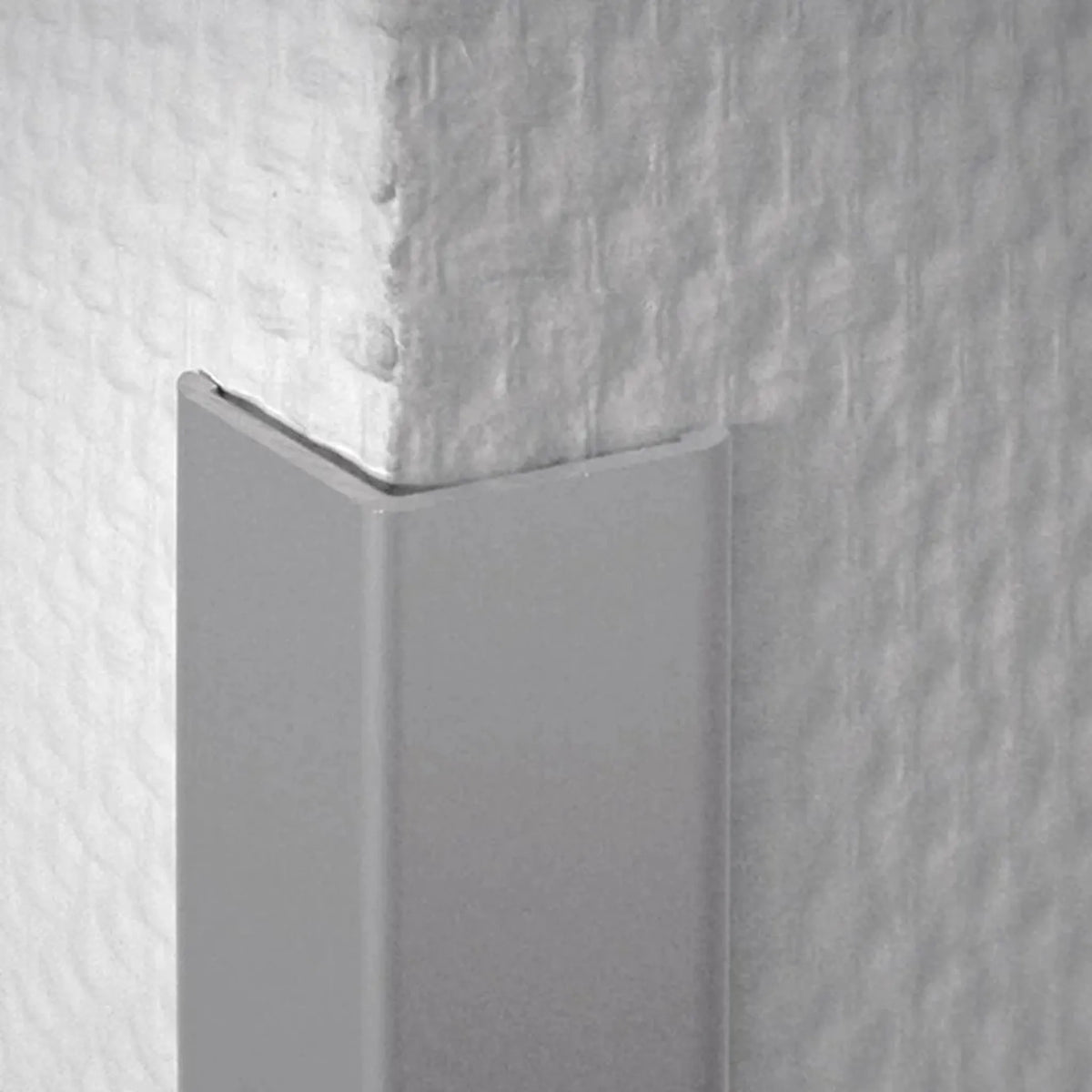 Eckschutzwinkel aus Aluminium, der an einer tapezierten Außenecke verbaut wurde