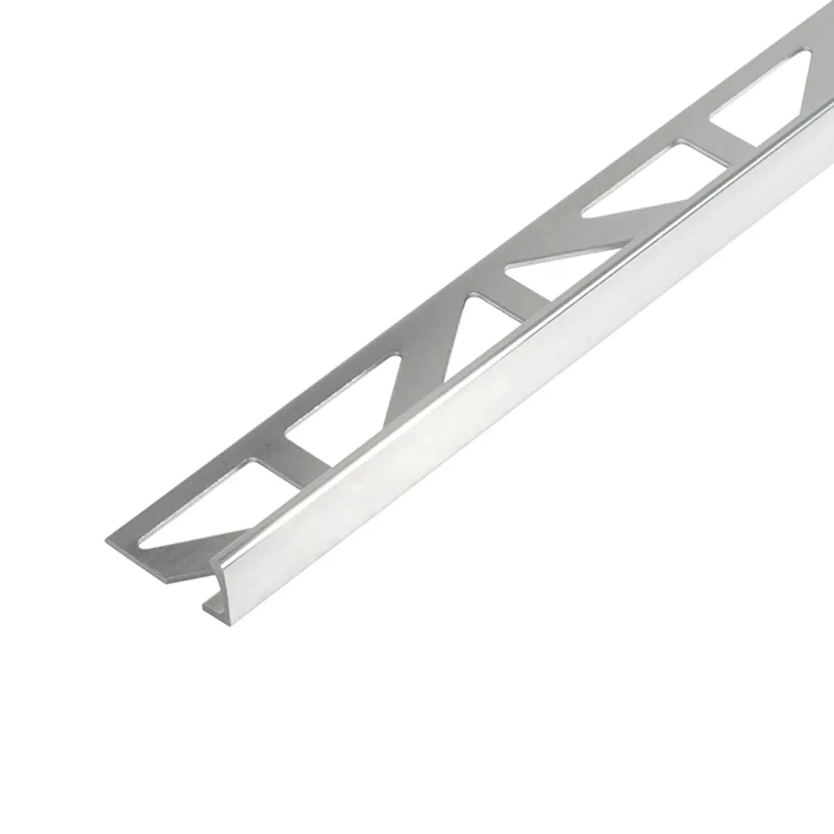 Gros plan du profilé d'angle DURAL en aluminium anodisé argent avec aspect mat et découpe triangulaire
