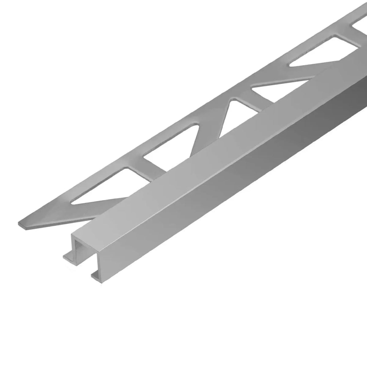 Betongrau pulverbeschichtetes Quadratprofil aus Aluminium mit Dreiecksstanzung und matter Optik.