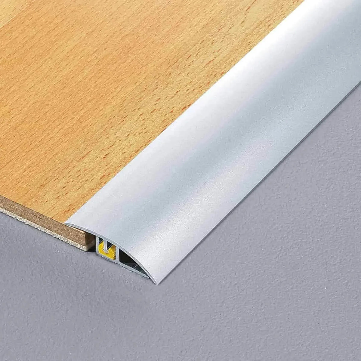 Verbautes silber,eloxiertes Abschlussprofil CLIP mit braunen eingeschobenen Holzboden #A0003690
#A0003691