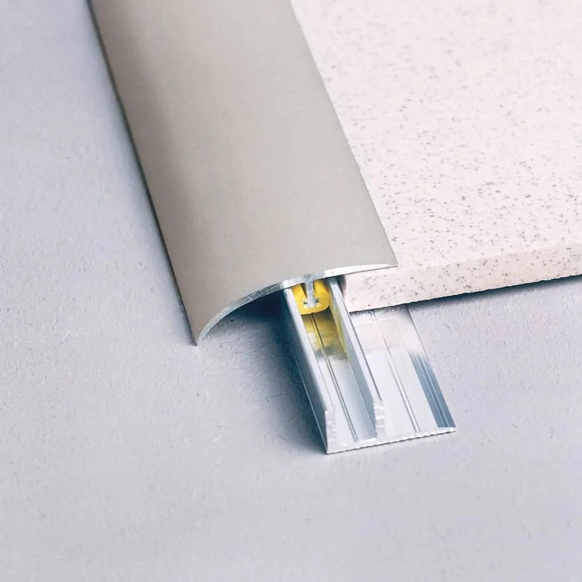 Verbautes silber,eloxiertes Abschlussprofil CLIP mit braunen eingeschobener weißer Fliese #A0003696
#A0003697