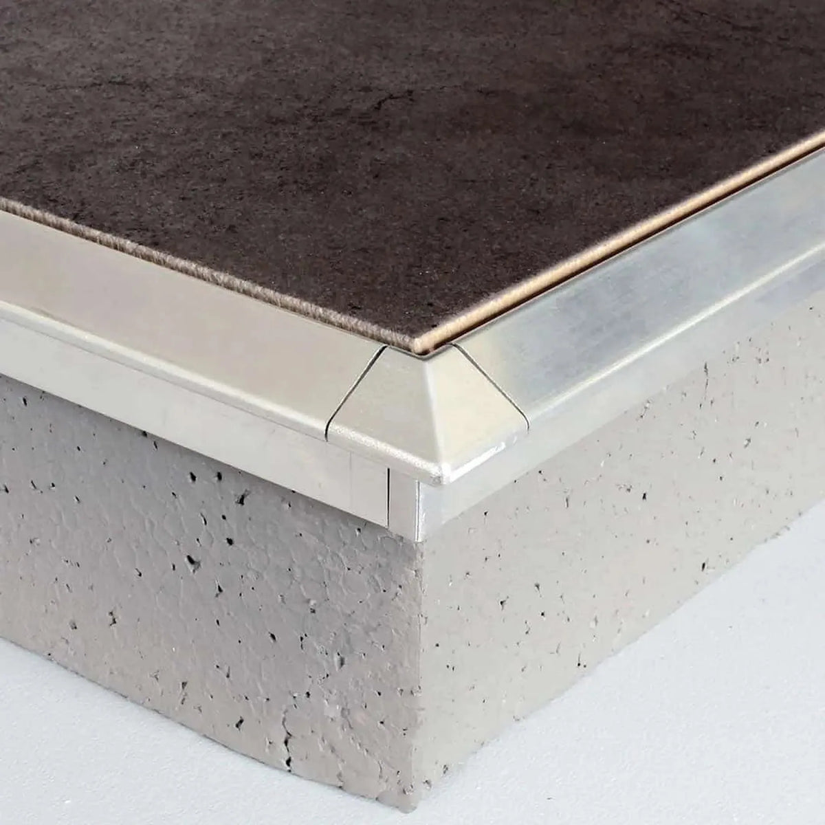 Zusammen mit Profilen verbaute, silber eloxierte Außenecke für Balkonwinkelprofil mit Tropfkante #A0003308