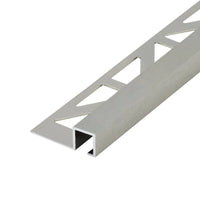Gros plan du profilé carré DURAL en aluminium anodisé titane avec léger motif de brossage