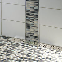 Ambience image of the shower drain with Square-grateabdeckung in a bodengleichen shower with different tiles.