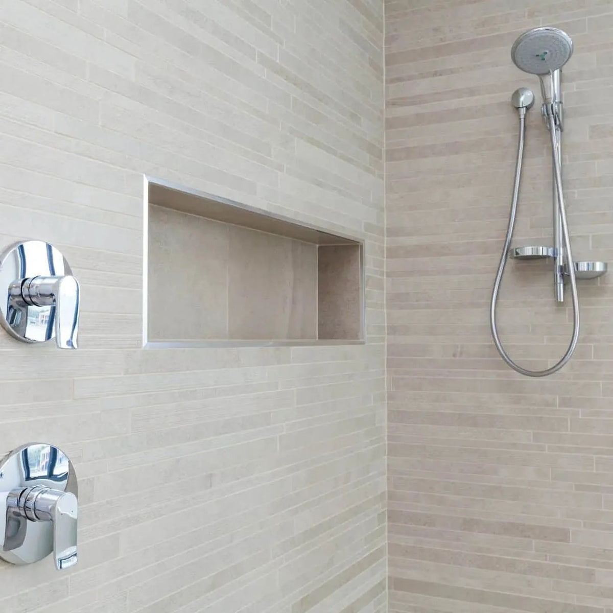 Niche murale PRO installée et carrelée dans une douche #couleur_250-x-800-x-87-mm #FR0005003