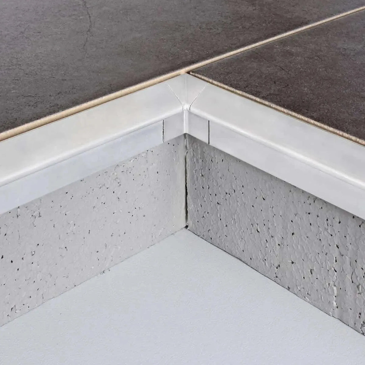 Image d'un angle intérieur anodisé argenté profilé angulaire de balcon larmier avec profilé correspondant #FR0003309