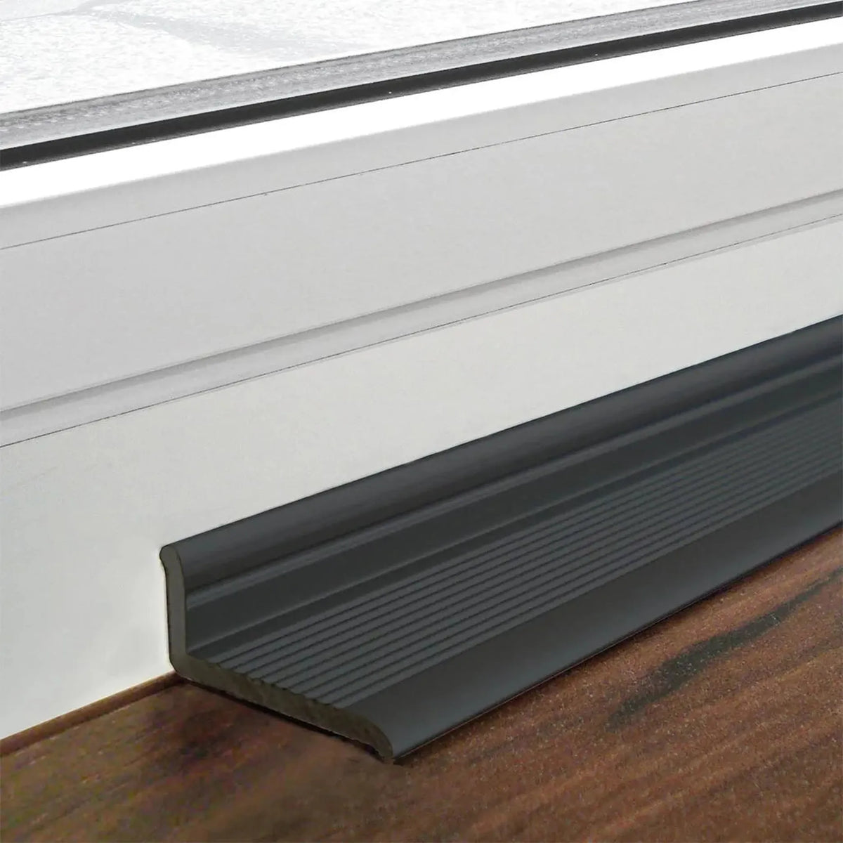profilé de finition Vario noir Exemple d'application devant une porte de terrasse #FR0005060