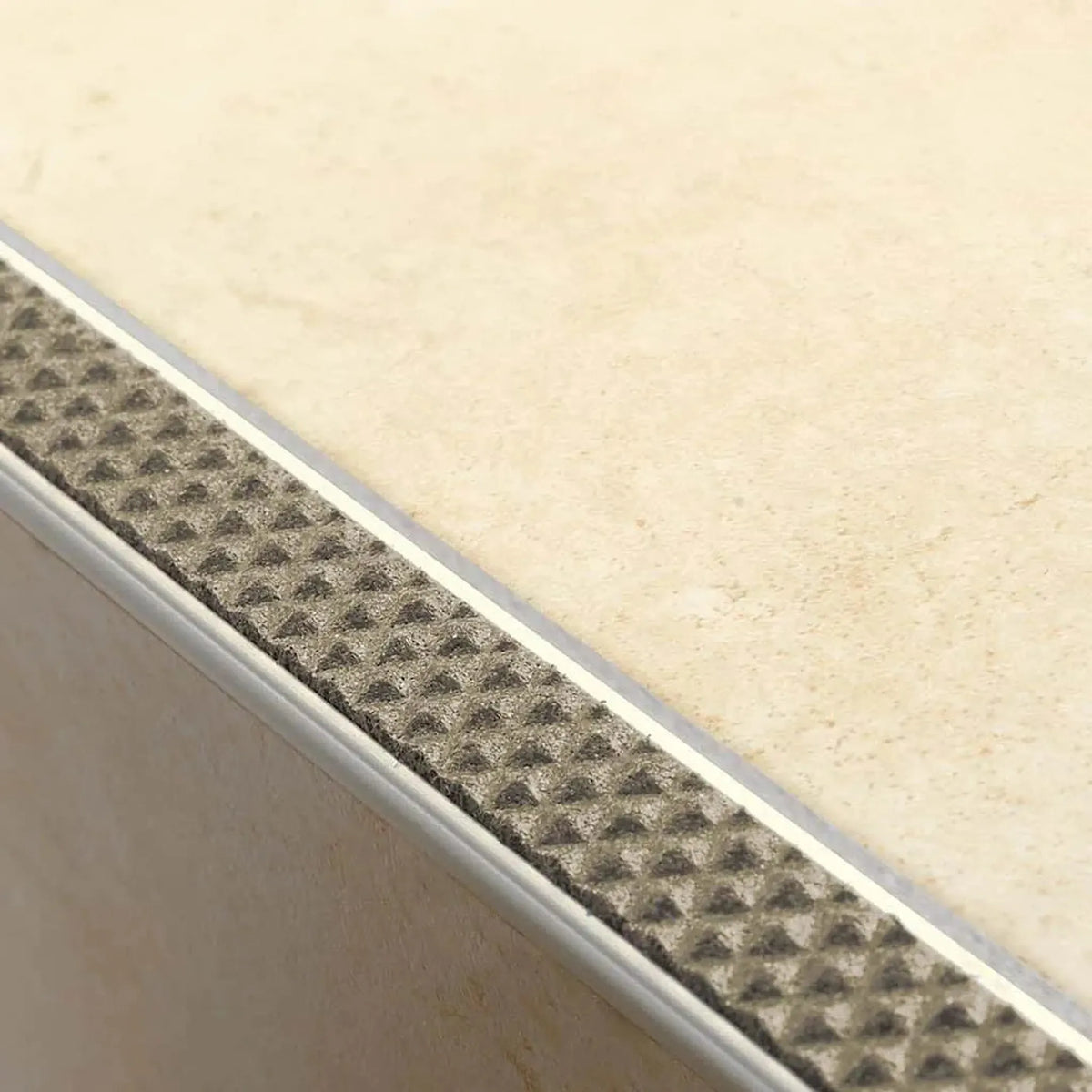Profilé de nez de marche en aluminium antidérapant avec insert couleur sable sur marche avec carrelage clair #FR0001728
#FR0001735