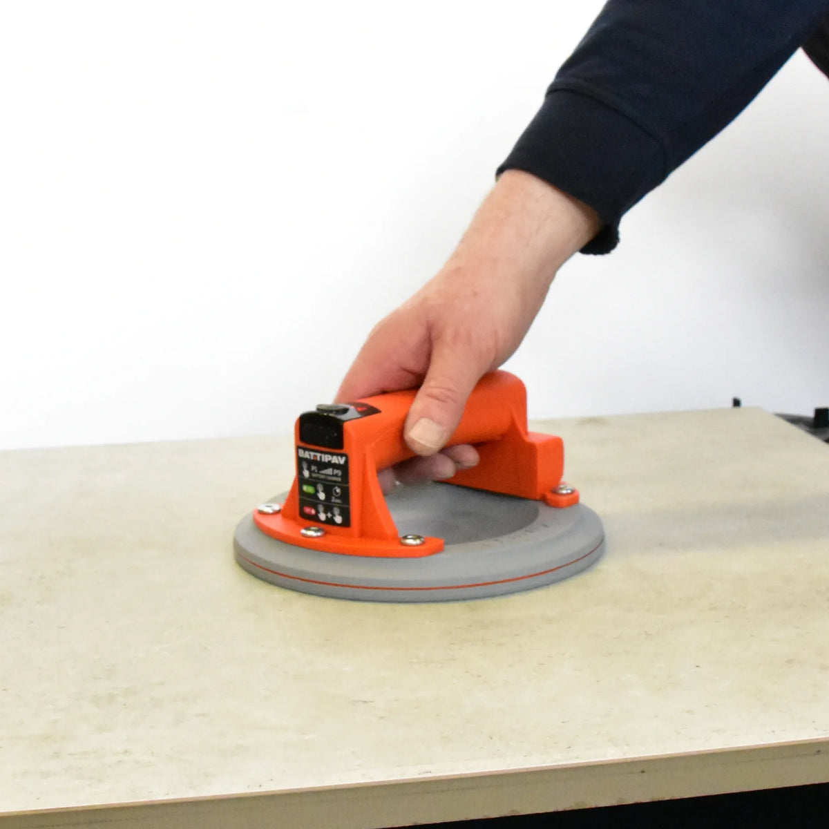 person hebt with the suction lifter from Battipav a tile an