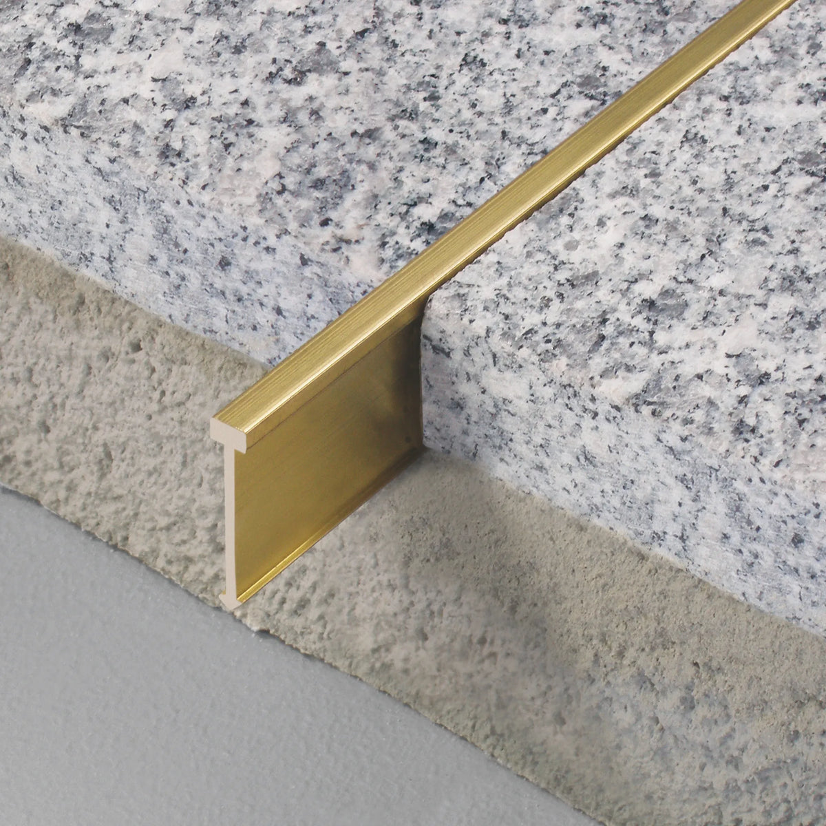 Scheidingsprofiel T-vorm messing terrazzo grote variant 25mm sfeerbeeld #A0005450