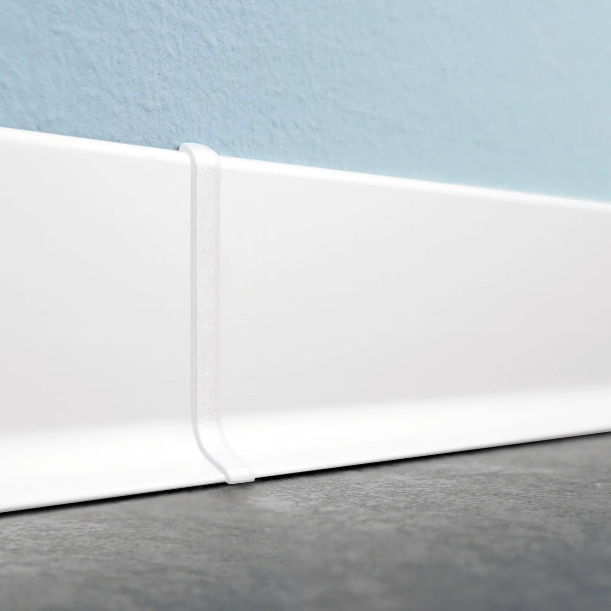 Ambientebild zwei weisse Sockelleisten mit einem Verbinder verbunden #A0004273 #A0005104 