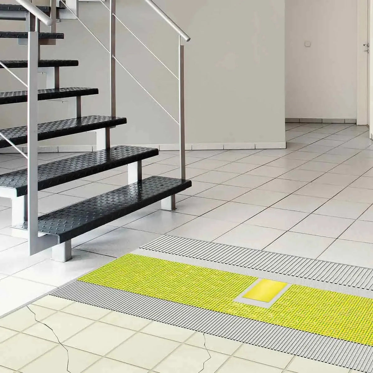 Abbildung einer in einem Flur vor einer Treppe verbauten Entkopplungsmatte CI++. Fliesenbelag auf der einen Seite mit und einmal ohne Rissbildung