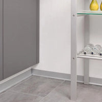 In einem Raum an der Wand angebrachte silberne Sockelleiste aus Aluminium mit Innenecke #A0002059
#A0002060
#A0002061
#A0002062

