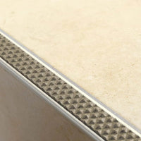 Profilé de nez de marche en aluminium antidérapant posé avec insert sable sur une marche carrelée claire #A0001728
#A0001735