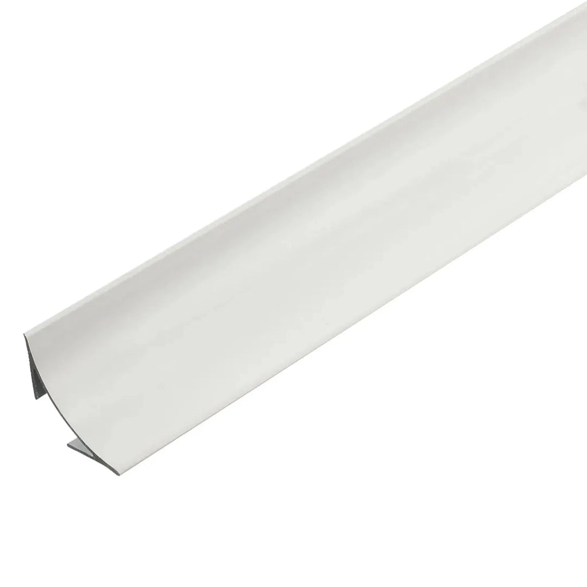 Zbliżenie profilu przyściennego COVE z aluminium. Profil wklęsły o białej malowanej proszkowo powierzchni #A0002912