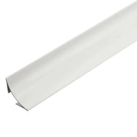 Zbliżenie profilu przyściennego COVE z aluminium. Profil wklęsły o białej malowanej proszkowo powierzchni #A0002912