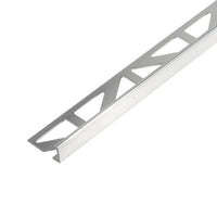 Gros plan du profilé d'angle DURAL en aluminium anodisé argent avec aspect mat et découpe triangulaire