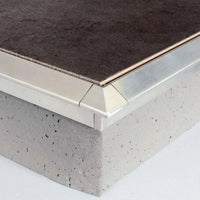 Zusammen mit Profilen verbaute, silber eloxierte Außenecke für Balkonwinkelprofil mit Tropfkante #A0003308