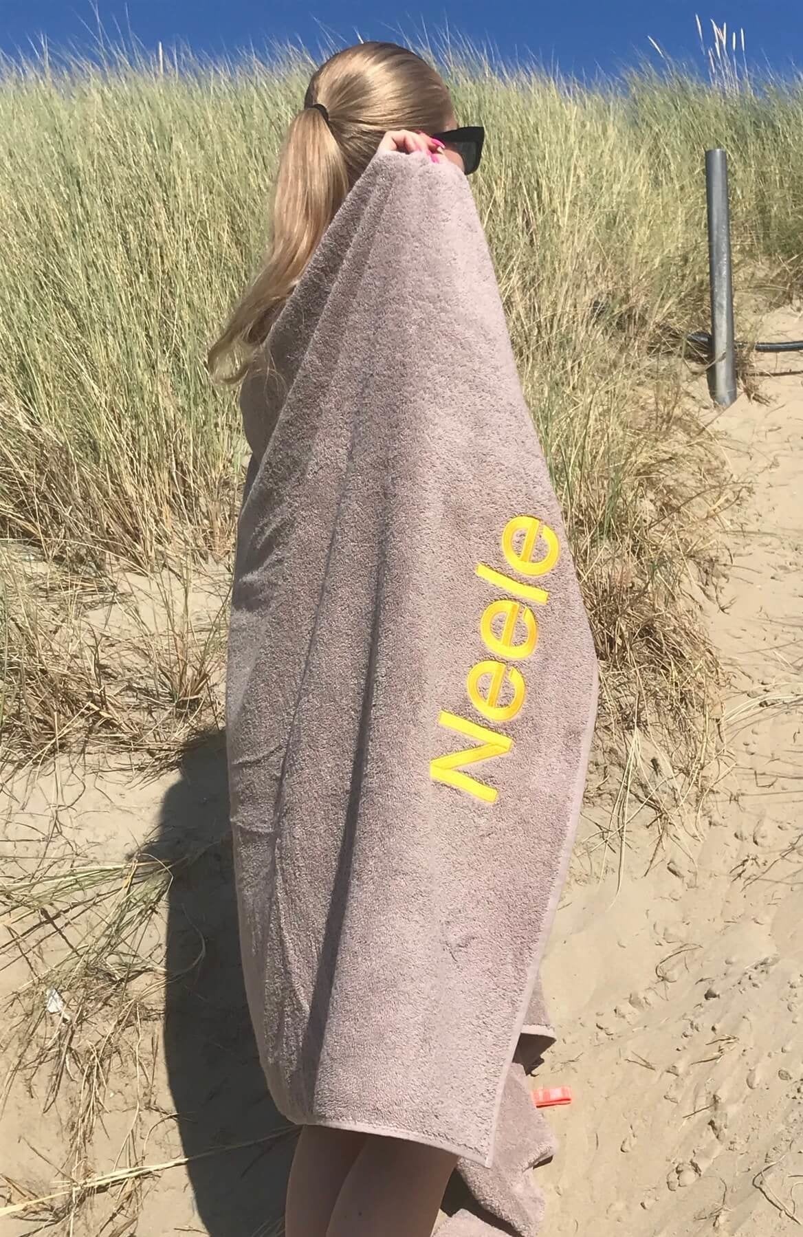 Geborduurd strandlaken taupe