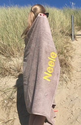 Geborduurd strandlaken taupe