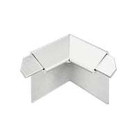 Nahaufnahme der silber eloxierten Innenecke Balkonwikelprofil Tropfkante mit 18 mm Blende #A0003309