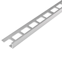 Vue détaillée de le profilé en aluminium anodisé argenté avec découpe carrée