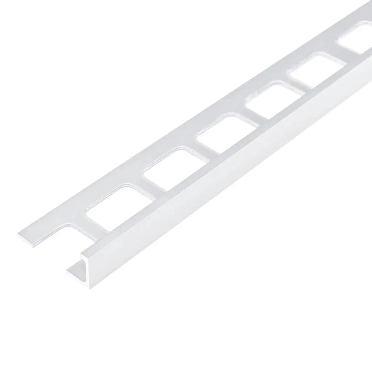 Gros plan profilé angulaire aluminium thermolaqué blanc avec découpe carrée