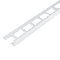 Gros plan profilé angulaire aluminium thermolaqué blanc avec découpe carrée