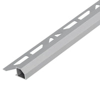 Profil kwadratowy z aluminium malowanego proszkowo w kolorze szarym betonowym ze ściętą krawędzią widoczną, perforacją trójkątną i matowym wykończeniem.