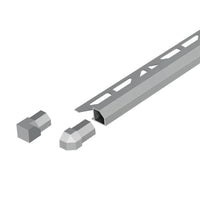 Profil kwadratowy z aluminium malowanego proszkowo w kolorze szarym betonowym ze ściętą krawędzią widoczną, perforacją trójkątną i matowym wykończeniem z narożnikami wewnętrznymi i zewnętrznymi.