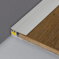 Verbautes silber,eloxiertes Wandanschlussprofil Clip mit braunen eingeschobenen Holzboden #A0003699
#A0003700

